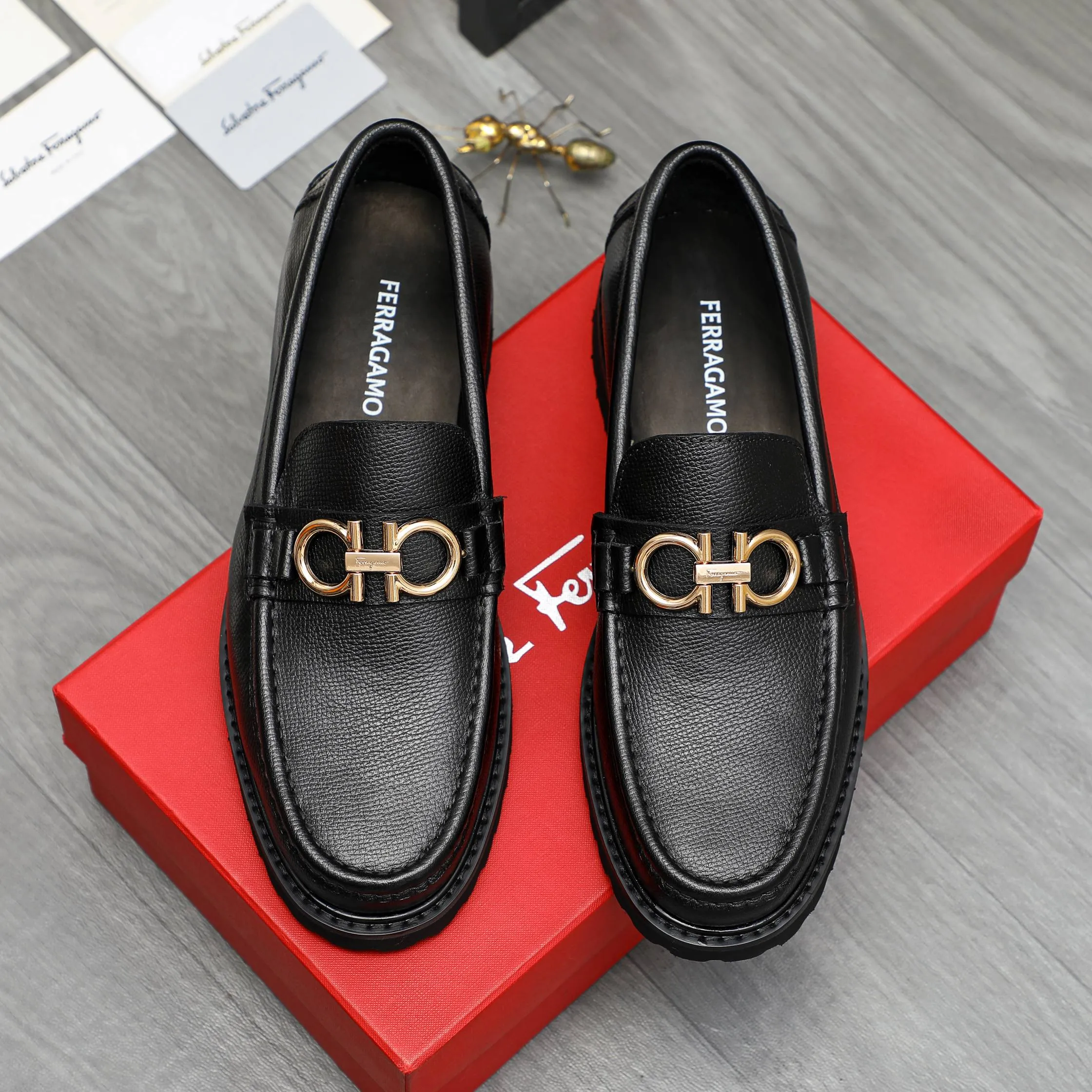 Men's shoes 💰442 Product trademark: Ferragamo "Ferragamo" business formal leather shoes Regular size: 38-46 (45.46 is custom-made and non-returnable) Product materials: Selected small pebbled cowhide upper, cowhide lining, non-slip rubber outsole